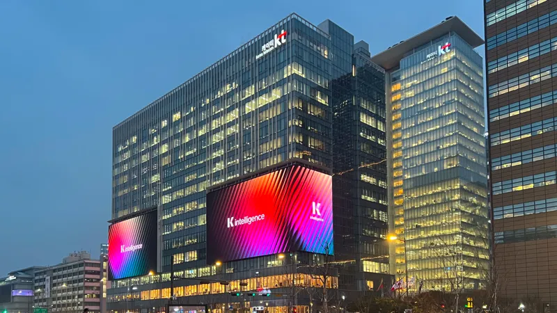 사옥에서 랜드마크로, KT 광화문빌딩 웨스트 [광화문 오피스 리테일의 변화 ③]