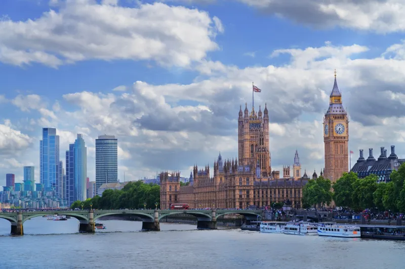 영국에 투자하는 'Elite UK REIT'의 컨버전을 통한 다각화 전략