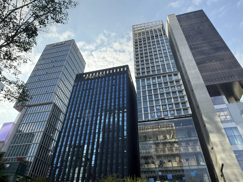 애플스토어 노렸던 강남역 ‘오퍼스407(옛 뉴욕제과빌딩)’, 중국 브랜드가 채우나