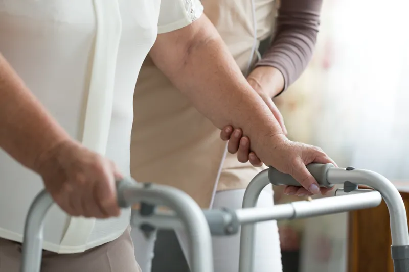 살인적인 간병비 인플레이션과 시니어 하우징의 본질