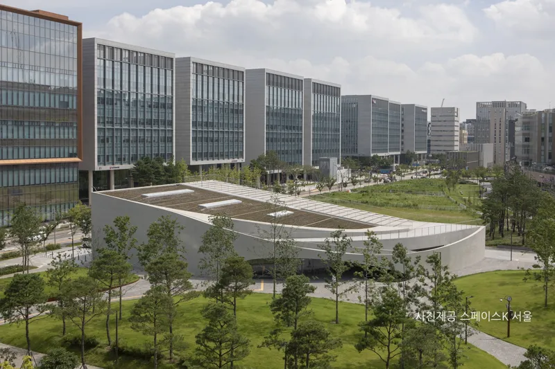 직선적인 산업단지 마곡 지역의 여유를 만드는 곡선의 미술관
