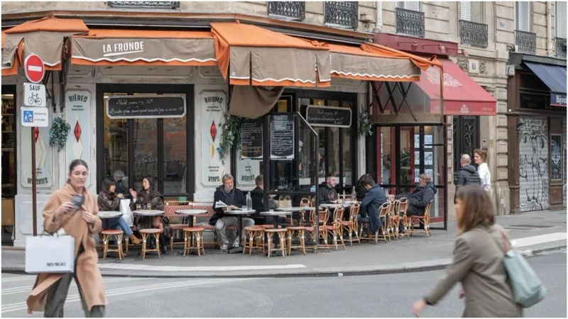 파리의 카페 테라스, 군중 속 개인으로 존재하기